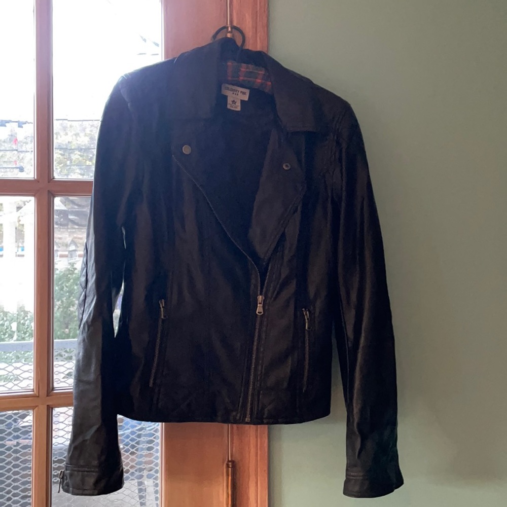 WOMANS CELEBRITY PINK SIZE M, BLACK, ZIPPER FRONT, TWO SiDE ZIPPERED POCKETS,